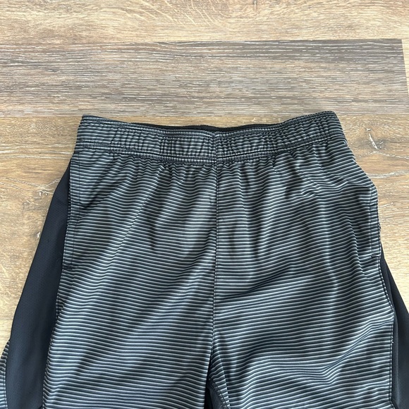 Boys Nike Dri Fit athletic shorts in size L black and grey - Picture 4 of 10